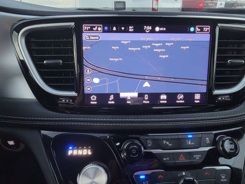 Used 2025 Chrysler Pacifica Limited FWD image 15