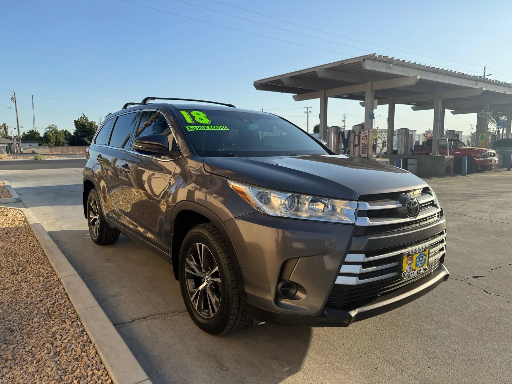 Used 2018 Toyota Highlander LE w/ Carpet Mat Package (TMS) AWD/4WD image 3