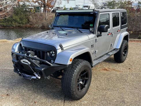 Used 2016 Jeep Wrangler Unlimited Sahara image 12