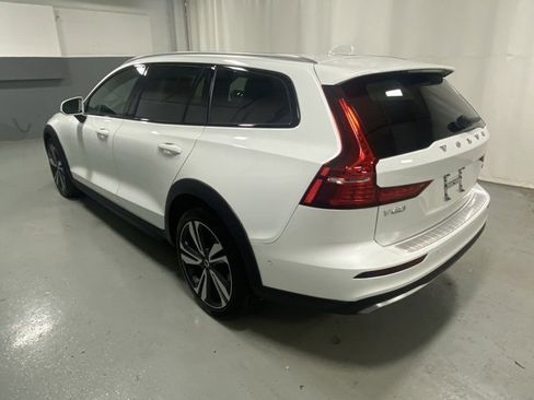 Used 2024 Volvo V60 B5 Cross Country Plus image 2