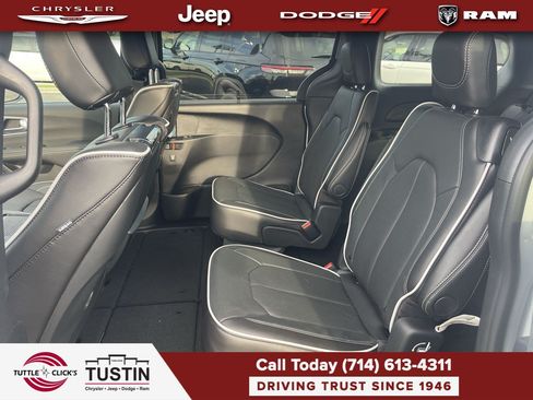 New 2026 Chrysler Pacifica Limited w/ Uconnect Theater Family Group FWD image 18