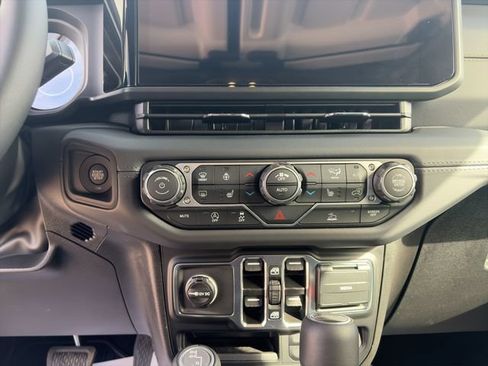 Used 2025 Jeep Gladiator Sport AWD/4WD image 16