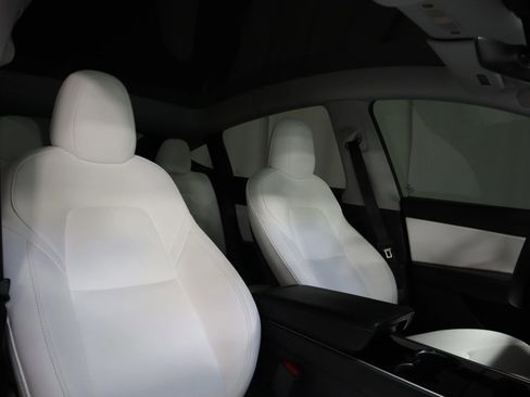 Used 2021 Tesla Model Y Long Range image 16