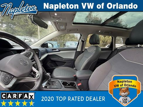 Used 2023 Volkswagen Taos SE w/ Panoramic Sunroof Package image 16