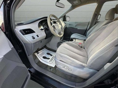 Used 2014 Toyota Sienna LE image 9