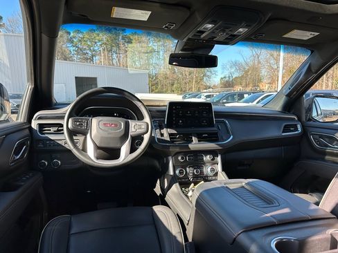 Used 2023 GMC Yukon SLT w/ SLT Premium Package image 12