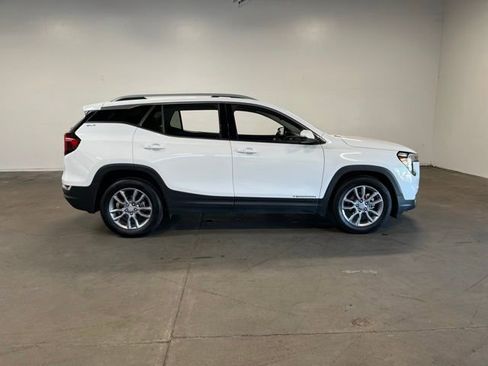 Used 2024 GMC Terrain SLT FWD image 2