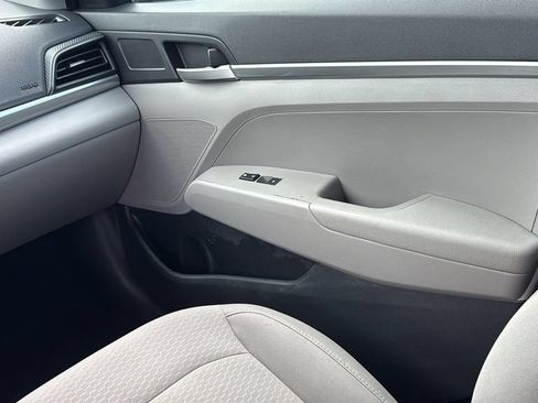 Used 2020 Hyundai Elantra SE FWD image 27