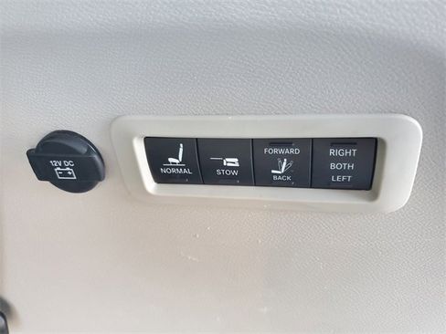 Used 2024 Chrysler Pacifica Limited w/ Uconnect Theater Family Group image 34