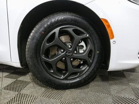 Used 2024 Chrysler Pacifica Select image 15