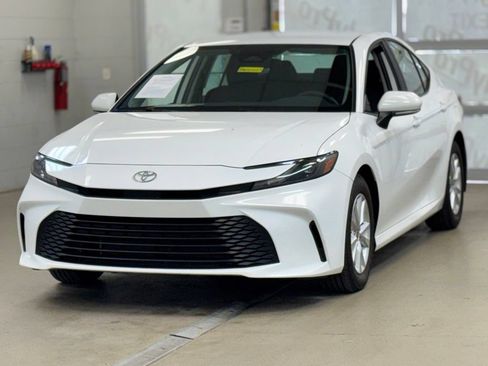 Used 2025 Toyota Camry LE FWD image 3
