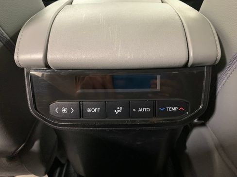 Used 2022 Toyota Highlander XLE FWD image 22