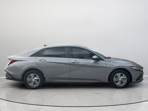 Used 2024 Hyundai Elantra SE FWD image 6