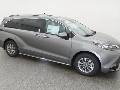 New 2026 Toyota Sienna XLE FWD image 12