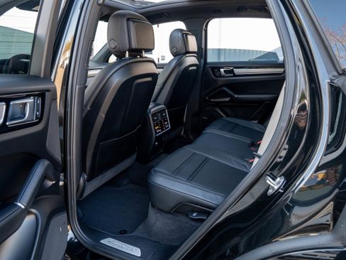 Certified 2023 Porsche Cayenne Platinum Edition image 32