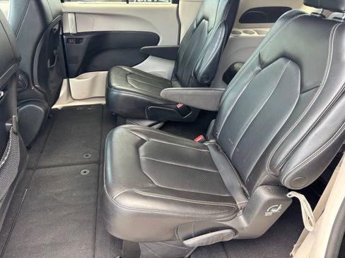 Used 2023 Chrysler Pacifica Touring-L FWD image 14