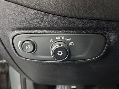 Used 2018 Chevrolet Equinox LT image 23