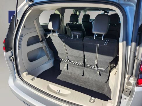 Used 2024 Chrysler Pacifica Touring-L FWD image 33