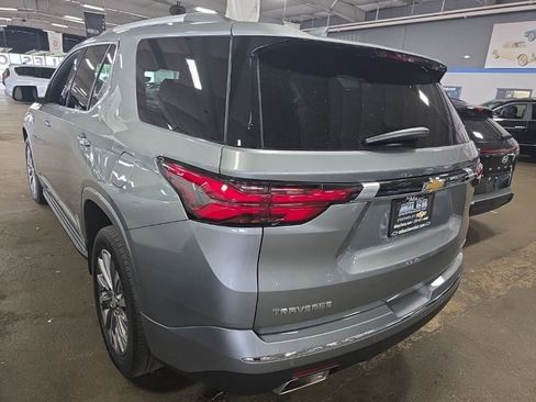 Used 2023 Chevrolet Traverse Premier FWD image 4