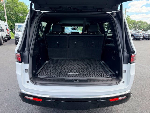 Used 2025 Jeep Wagoneer L Series III AWD/4WD image 23