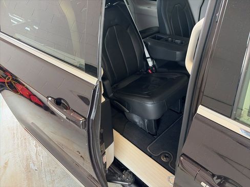 Used 2017 Chrysler Pacifica Touring-L image 18