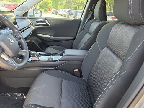 Used 2025 Mitsubishi Outlander ES FWD image 14