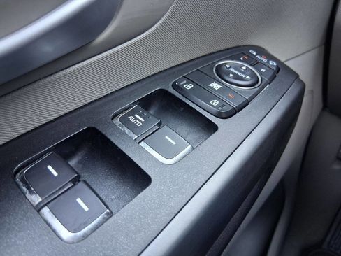 Used 2017 Kia Sedona LX image 18