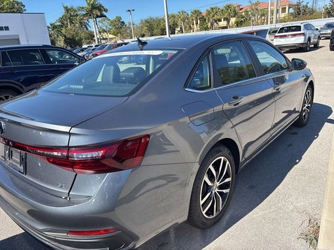 Certified 2025 Volkswagen Jetta SE image 3