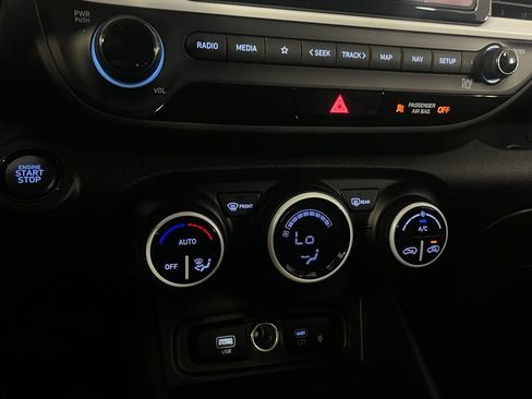 Used 2025 Hyundai Venue Limited image 16