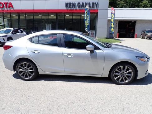 Used 2018 MAZDA MAZDA3 Touring FWD image 2