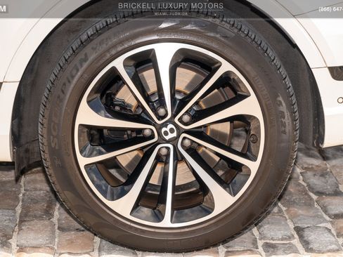 Used 2021 Bentley Bentayga Plug-In Hybrid AWD/4WD image 48