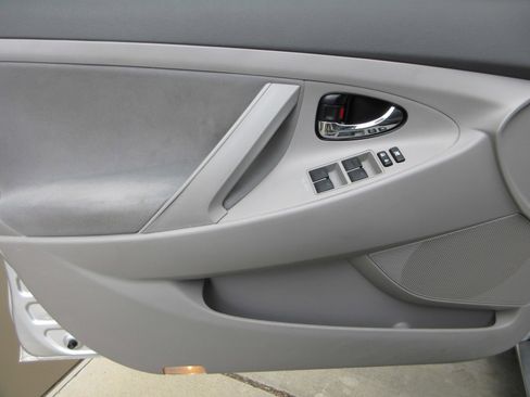 Used 2010 Toyota Camry LE FWD image 25