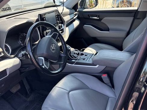 Used 2022 Toyota Highlander XLE AWD/4WD image 10