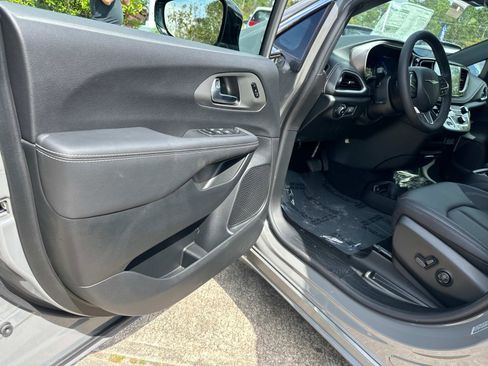 New 2025 Chrysler Pacifica Select image 16