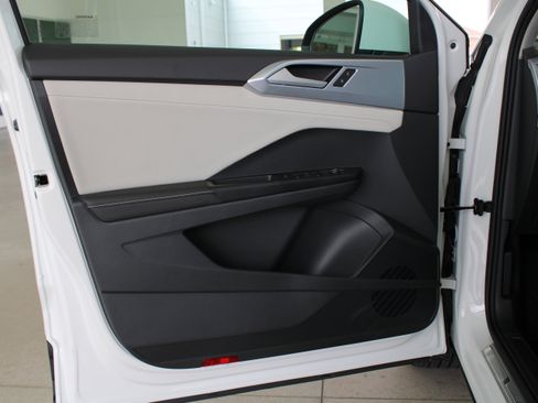 New 2025 Volkswagen Taos SE image 8