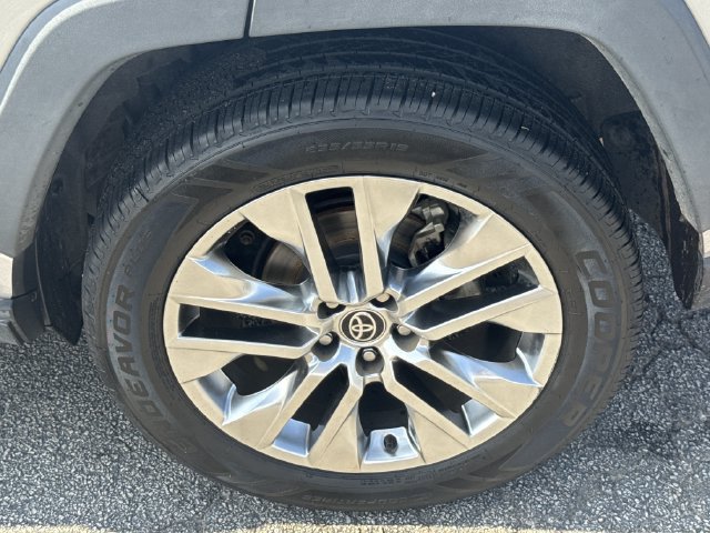 Used 2021 Toyota RAV4 XLE Premium FWD image 19
