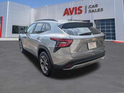 Used 2025 Chevrolet Trax LT w/ LT Convenience Package image 9