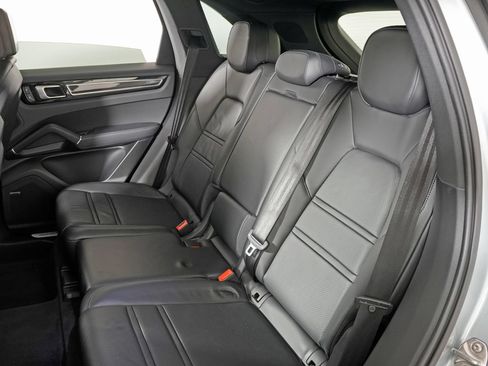 Used 2023 Porsche Cayenne AWD/4WD image 36