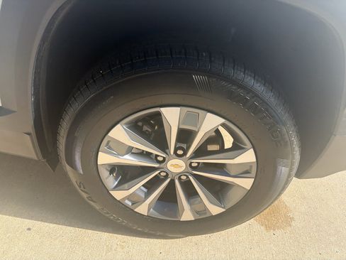 Used 2025 Chevrolet Equinox LT FWD image 12