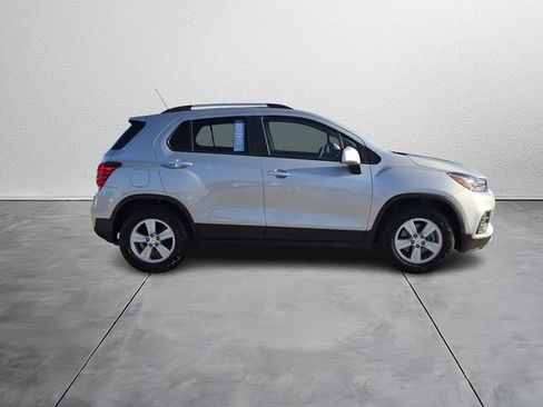 Certified 2022 Chevrolet Trax LT w/ LT Convenience Package image 6