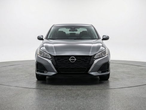 Used 2025 Nissan Altima 2.5 SV FWD image 2