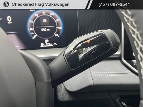 New 2025 Volkswagen Tiguan SE image 40