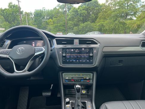 Used 2023 Volkswagen Tiguan SE w/ Panoramic Sunroof Package FWD image 27