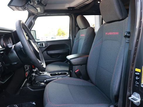 Used 2025 Jeep Wrangler Unlimited Rubicon AWD/4WD image 17