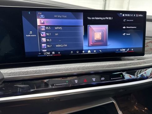 Used 2025 BMW 740i xDrive image 31