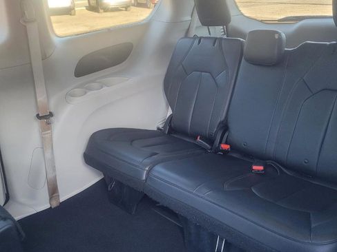 Used 2017 Chrysler Pacifica Touring-L w/ Tire & Wheel Group image 37