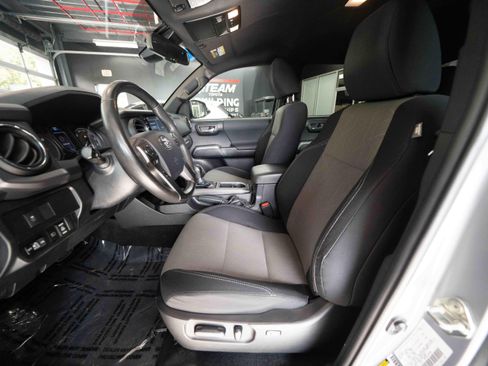Used 2020 Toyota Tacoma TRD Sport AWD/4WD image 9