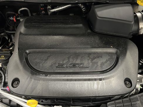 Used 2023 Chrysler Pacifica Touring-L w/ S Appearance Package AWD/4WD image 28