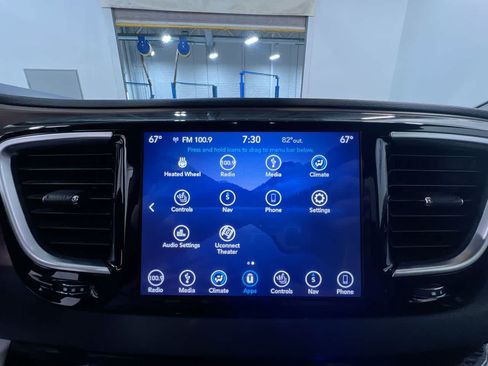 Used 2018 Chrysler Pacifica Touring-L Plus FWD image 25