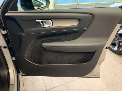 Used 2025 Volvo XC40 B5 Plus image 21